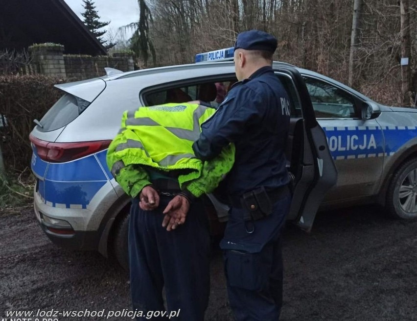 Policyjny pościg w Stróży w gminie Andrespol. Policjanci radiowozem zepchnęli samochód uciekiniera do rowu. Mamy nagranie z akcji