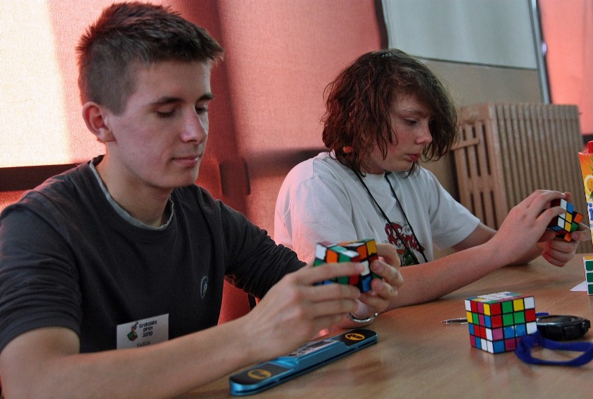 Marcin Szymecki i Bartosz Wlizlo ze swoimi kostkami Rubika