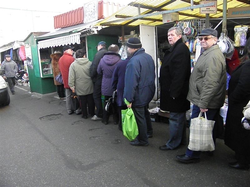 Kolejka po śledzia jak w PRL-u! Zobacz zdjęcia