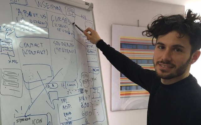 Giuseppe Puglisi to 25-letni inżynier informatyki, pochodzący z Katanii na Sycylii. Obecnie przebywa na praktykach w Kielcach.