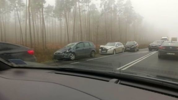 Sześć samochodów zderzyło się w Grabównie (woj. wielkopolskie) na drodze krajowej nr 10 na trasie Piła - Bydgoszcz.Droga w kierunku Bydgoszczy i Nakła jest zablokowana. Nie wiadomo, jak długo potrwają utrudnienia.Do tematu wrócimy. Flesz - wypadki drogowe. Jak udzielić pierwszej pomocy?