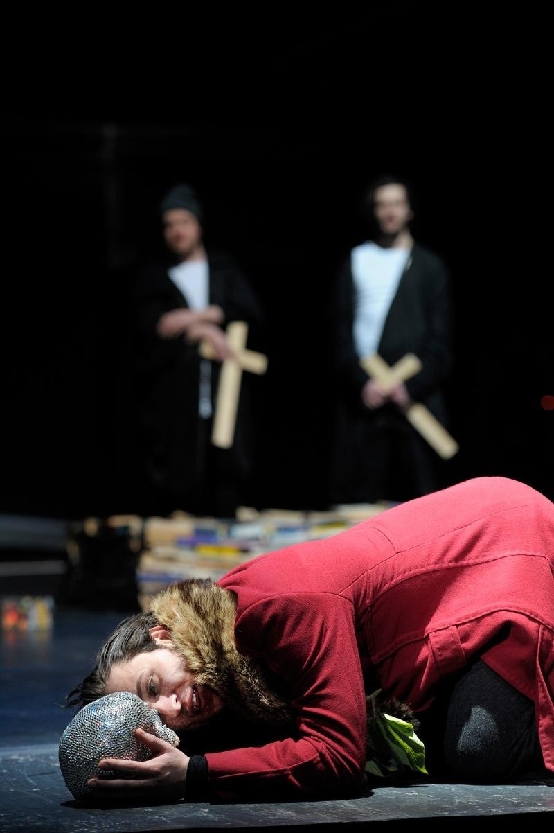"Hamlet" Williama Szekspira, w reżyserii Jana Klaty.  Martin...
