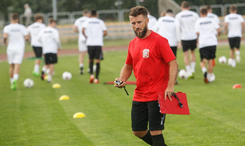 Szymon Grabowski poprowadził pierwszy letni trening piłkarzy...