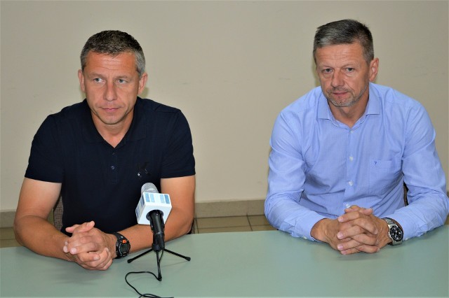 Artur Bożyk (z lewej, trener Chełmianki) i Wojciech Skrzypek, opiekun oświęcimian