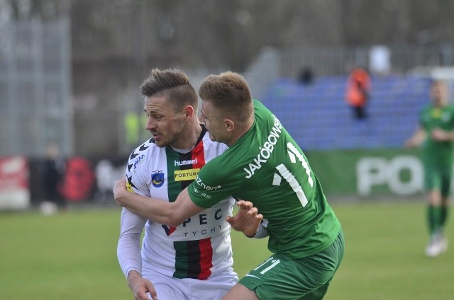 Warta Poznań (zielone stroje) w sobotę gra z Sandecją w Nowym Sączu.