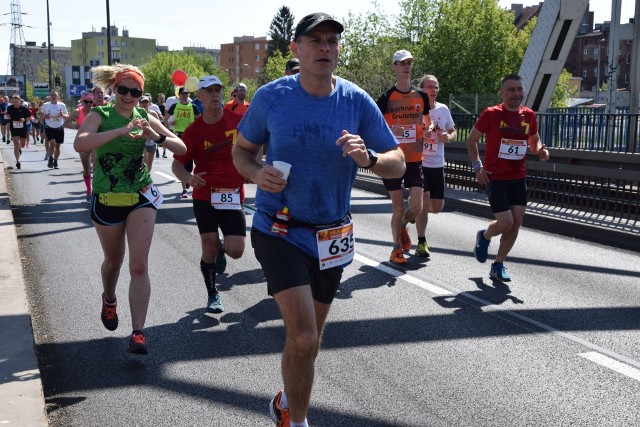 Około 800 biegaczy wzięło udział w kolejnej edycji Półmaratonu śladami Bronka Malinowskiego na trasie Grudziądz - Rulewo. Ten bieg to już tradycja. Uczestnicy mieli do pokonania zarówno odcinki asfaltowe jak i szutrowe. Pierwszy zawodnik na moście im. Bronka Malinowskiego, gdzie lata temu zginął tragicznie nasz Olimpijczyk, był zaledwie po 15 minutach od startu. Po drodze były punkty z wodą oraz medyczne. Na całej trasie biegacze mogli liczyć na doping kibiców. Start był ze Stadionu Olimpii w Grudziądzu, a meta na terenie pałacu w Rulewie [powiat świecki], gdzie trwał piknik rodzinny.    