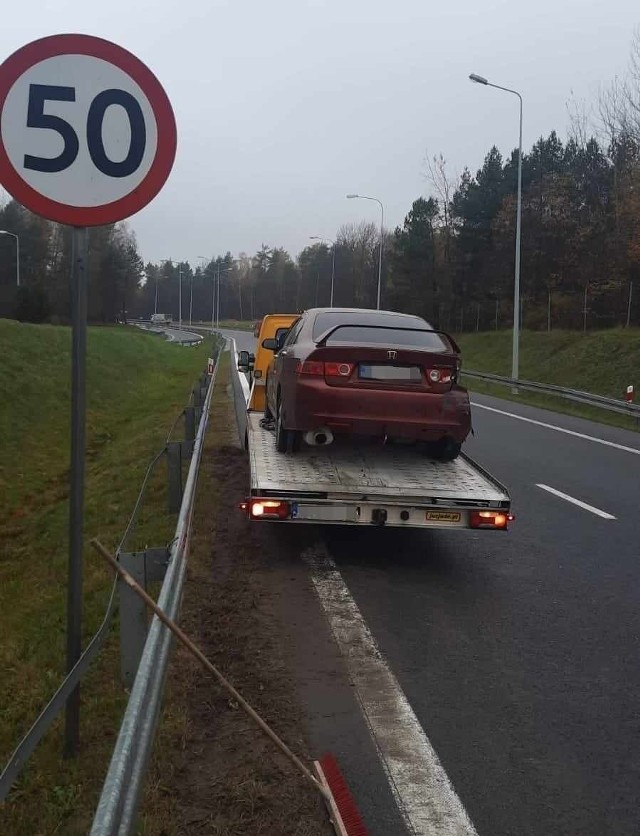 W Wiśniówce honda uderzyła w bariery energochłonne.