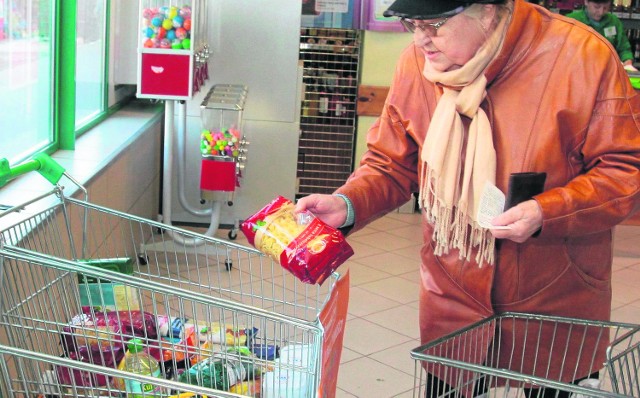 W sklepie Stokrotka w Radomiu do koszyka Radomskiego Banku Żywności produkty spożywcze włożyła pani Janina. - Trzeba się dzielić z innymi ludźmi - powiedziała nam radomianka.  