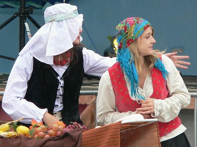 Karolina Jaśkiewicz (z prawej) zagrała w widowisku rolę babci Apolonii.
