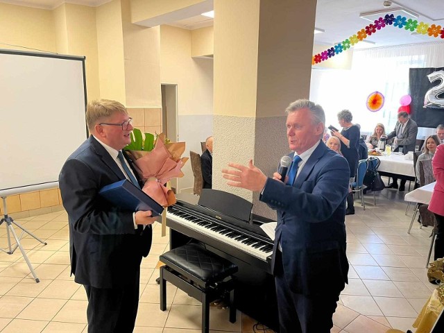 Gratulacje i życzenia dyrektorowi DPS-u (z lewej) złożył wójt Andrzej Wieczyński