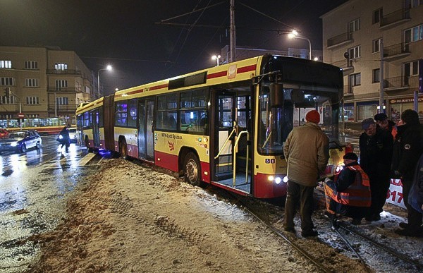 Wypadek autobusu MPK - kierowca zasłabł (film)