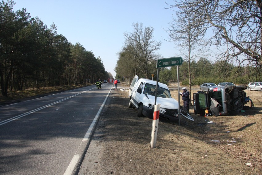 Wypadek w Ciemniewie: ucierpiały trzy osoby, w tym dziewczynka [ZDJĘCIA]