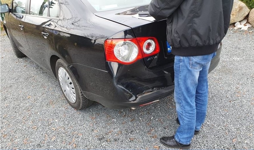 Zderzenie dwóch samochodow w Zawadzie. Opel astra wjechał w tył volkswagena jetty