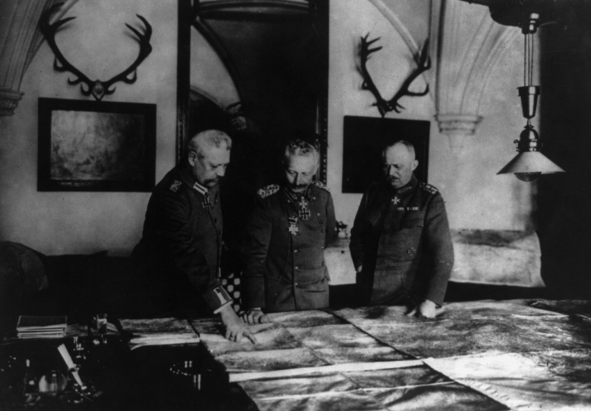 Marszałek von Hindenburg i generał Ludendorff z cesarzem...