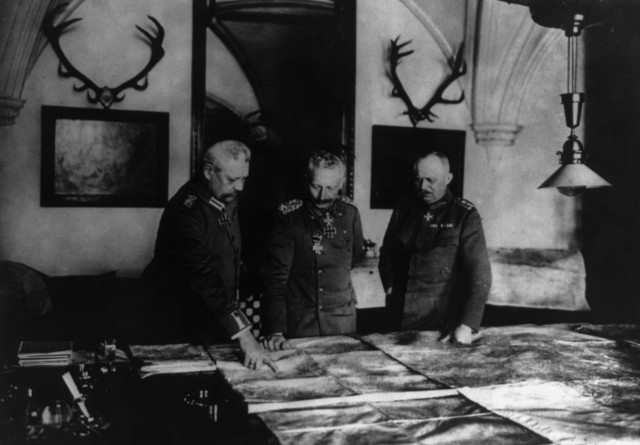 Marszałek von Hindenburg i generał Ludendorff z cesarzem Wilhelmem II podczas narady na pszczyńskim zamku. Tę komnate można obecnie zwiedzać. Została odrestaurowana na wzór tego zdjecia.Zobacz kolejne zdjęcia. Przesuwaj zdjęcia w prawo - naciśnij strzałkę lub przycisk NASTĘPNE