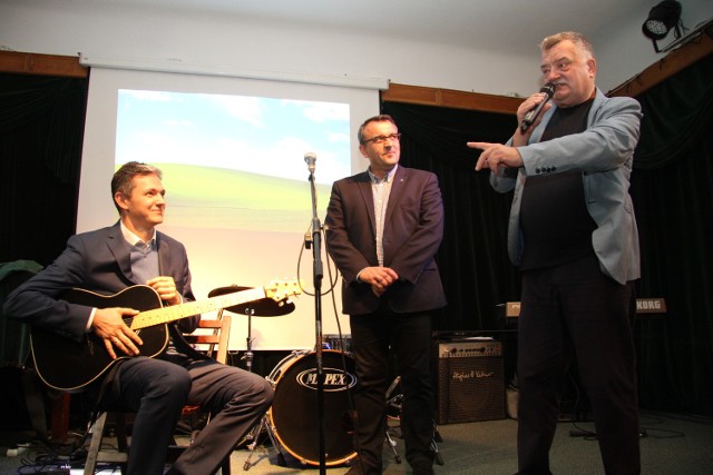 Dla zacnego jubilata piosenkę zaśpiewali marszałek Adam Jarubas i Piotr Żołądek, członek zarządu województwa.
