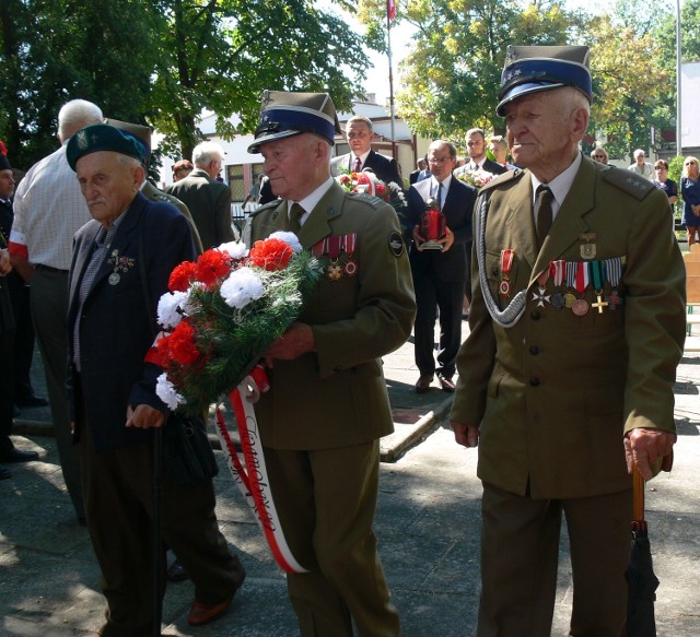 Wiązankę kwiatów składa delegacja koła nr 13 w Tarnobrzegu  Związku Żołnierzy Wojska Polskiego imienia porucznika Sarny