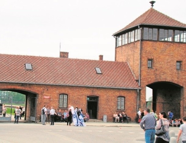 Niemcy wyremontują Auschwitz, bo budynkom Muzeum grozi zawalenie [WIDEO]