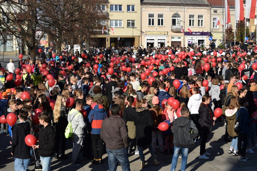 W Gorlicach jest dzisiaj biało-czerwono. Na płycie rynku powstała żywa flaga. Przyszły setki uczniów z biało-czerwonymi balonikami