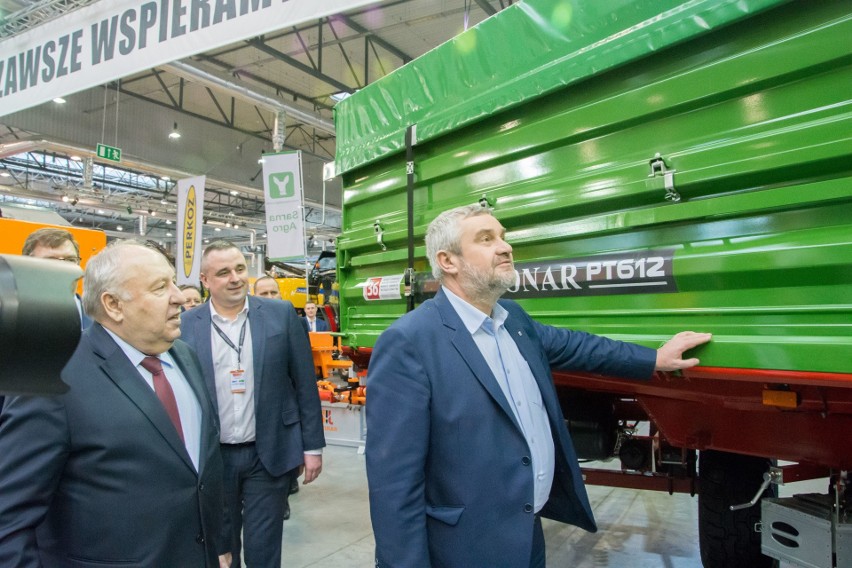 Minister Rolnictwa Jan Krzysztof Ardanowski (z prawej) razem...