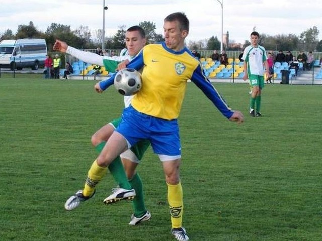 Piłkarze Korala (żółto-niebieskie stroje) wygrali mecz towarzyski.