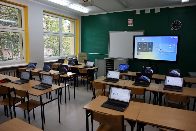 Laptopy i monitory trafiły do słupskich szkół. Uczniowie wykazali się w konkursie.