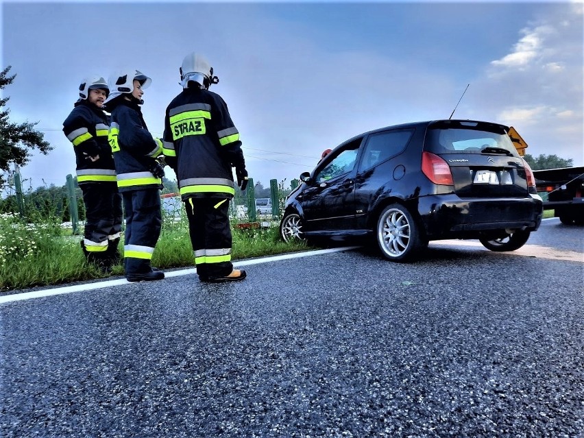 Wypadek na zakopiance w Głogoczowie. Samochód wpadł w poślizg i uderzył w bariery [ZDJĘCIA]