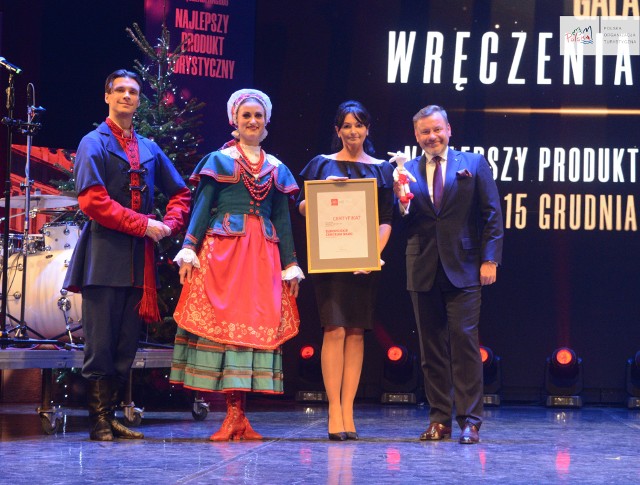 Aleksandra Stachniak, dyrektor Europejskiego Centrum Bajki (druga z prawej) podczas ceremonii wręczenia certyfikatu Polskiej Organizacji Turystycznej za najlepszy produkt turystyczny.