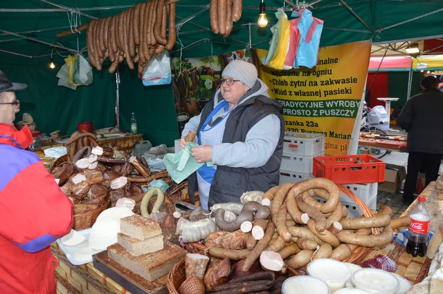 Kaziukowe stragany zwykle uginają się od wyrobów wędliniarskich z Kresów.