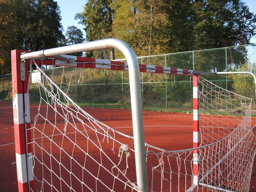 Zniszczone i zaśmiecone boisko w Dretyniu