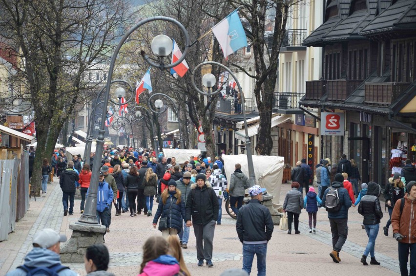 Zakopane. Na Krupówkach coraz większy tłum. Korki na zakopiance