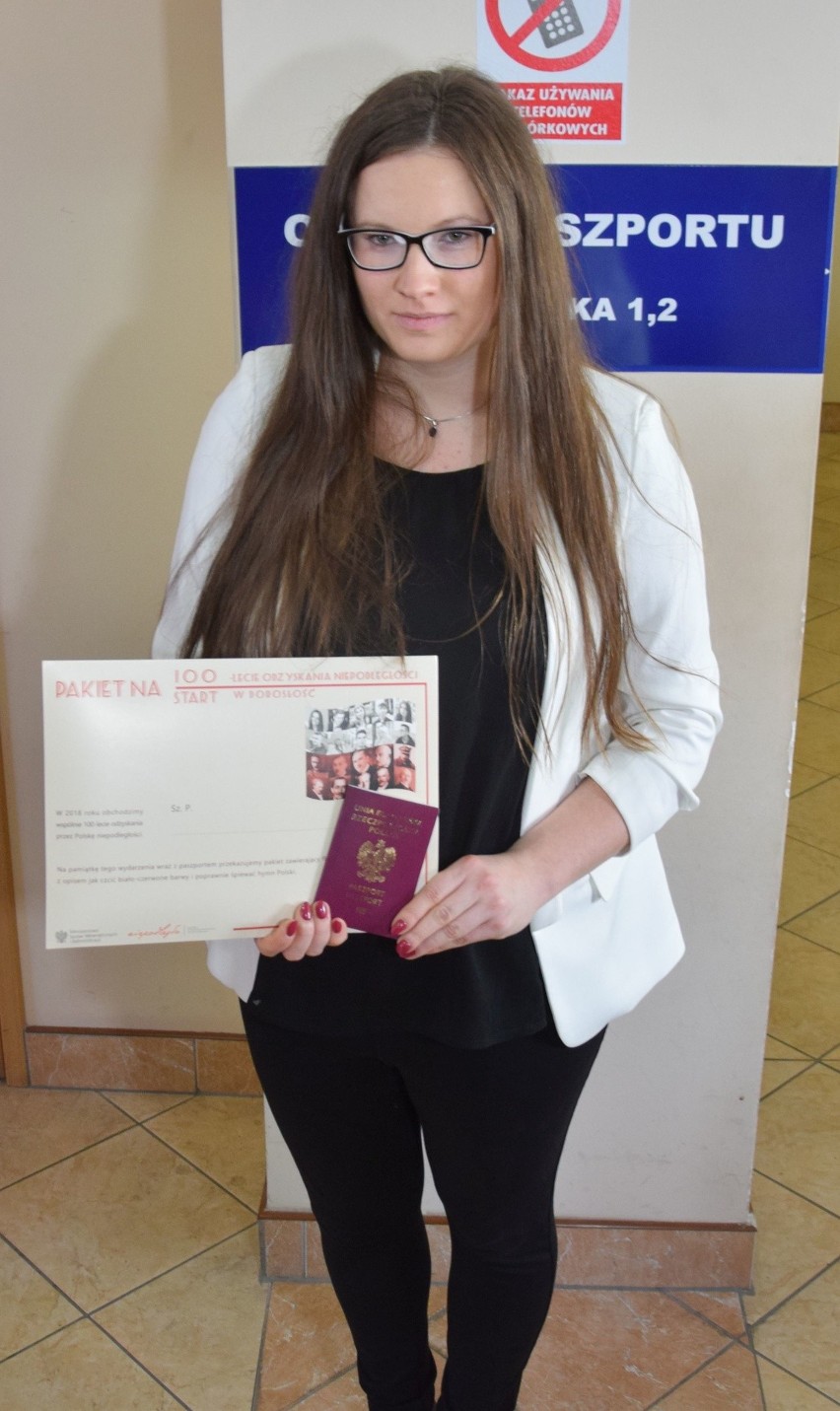 Pierwszy paszport niepodległościowy wydany. Trafił do mieszkanki gminy Chęciny