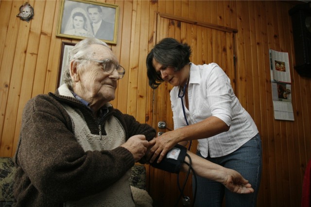 Z długoterminowej opieki pielęgniarskiej mogą korzystać osoby starsze i niesamodzielne w zakresie wykonywania podstawowych czynności.