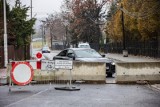 Kraków. Betonowa zapora na ulicy Wrony. Mieszkańcy są oburzeni zagrodzeniem dojazdu do domów i szkoły [ZDJĘCIA]
