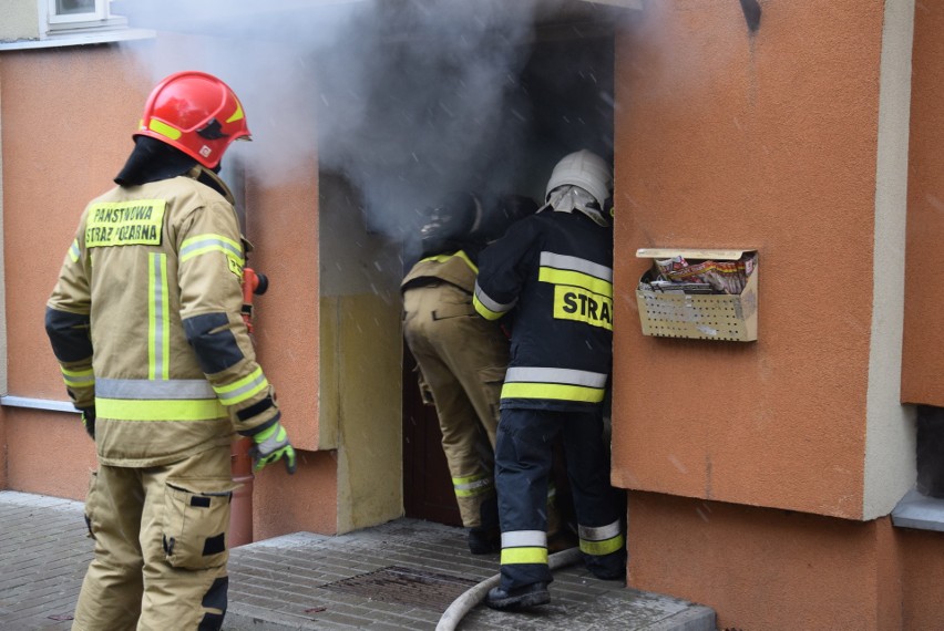 Groźny pożar w bloku przy Krakowskim Przedmieściu w Sieradzu. Są poszkodowani