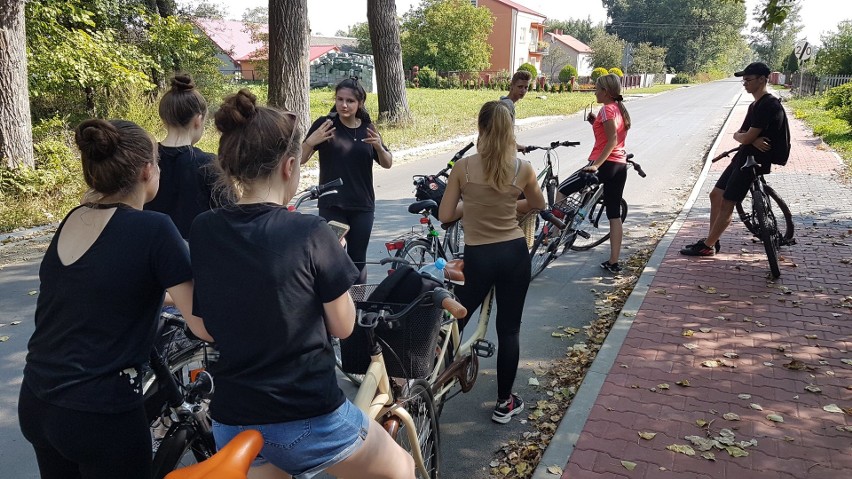 Rajd rowerowy uczniów z Zespołu Szkół w Połańcu. Odwiedzili Golejów i Rytwiany (ZDJĘCIA)