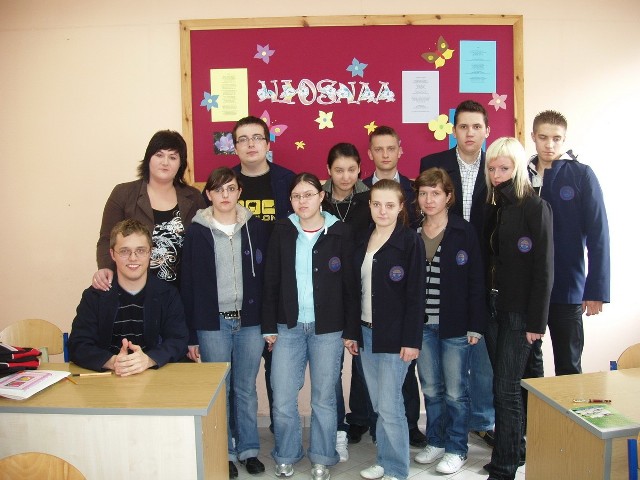 klasa III: Tomasz Piechowski, Jacek Górski, Filip Sirocki, Sebastian Szlachta, Aleksandra Miecznikowska, Alicja Zarach, Robert Pawlowski, Roma Neczaj, Olga Owsiak, Iga Bikowska, Jagoda Lagoda. Na zdjeciu nauczycielka jezyka polskiego- Katarzyna Mrosewska, wychowawca - Wieslaw Kapela.