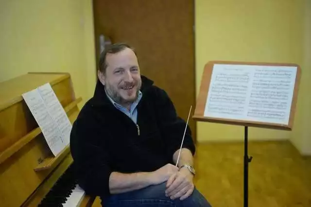 Piotr Dołęgowski prowadzi Orkiestrę Symfoniczną Zespołu Szkół Muzycznych od 2008 roku 