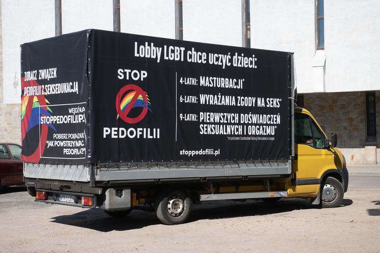 W połowie roku ciężarówka z homofobicznymi hasłami była...