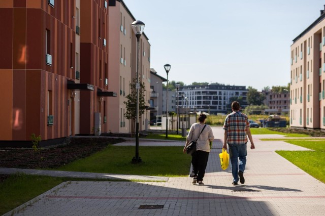 W marcu komornicy w Kujawsko-Pomorskiem licytować będą naprawdę dużo nieruchomości. Na sprzedaż wystawione są domy, grunty i mieszkania w okazyjnych cenach. Gdzie? W Toruniu, Łubiance, Bydgoszczy, Inowrocławiu i nie tylko. Oto szczegóły.Czytaj dalej. Przesuwaj zdjęcia w prawo - naciśnij strzałkę lub przycisk NASTĘPNEZOBACZ TAKŻE:Licytacje komornicze aut w Polsce. Za ile można kupić samochód? Sprawdź!Tak komornicy ściągają pieniądze! Masz długi? Sprawdź, co może zająć komornik!