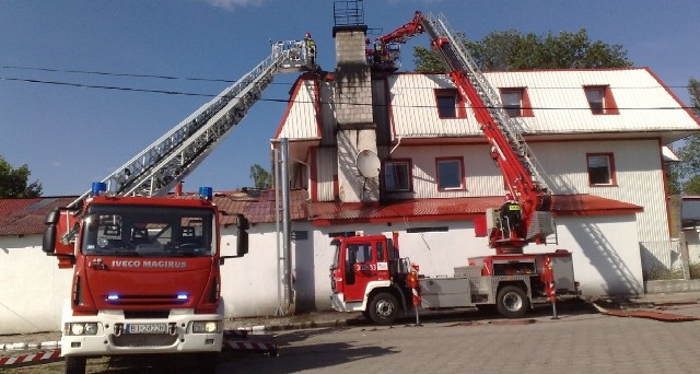 W akcji gaszenia budynku uczestniczyło pięć wozów strażackich