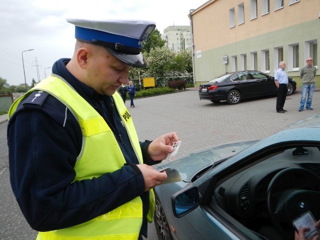 Czy odbieranie prawa jazdy i karanie mandatem za jedno wykroczenie jest zgodne z konstytucją? Fundacja helsińska uważa, że nie, a Ministerstwo Spraw Wewnętrznych, że tak.