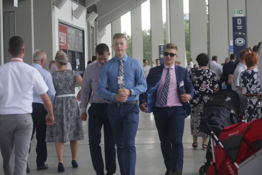 Kongres Świadków Jehowy na Stadionie Śląskim. Dzień 1. Wierni w Chorzowie przez trzy dni będą brać udział w spotkaniach ZDJĘCIA