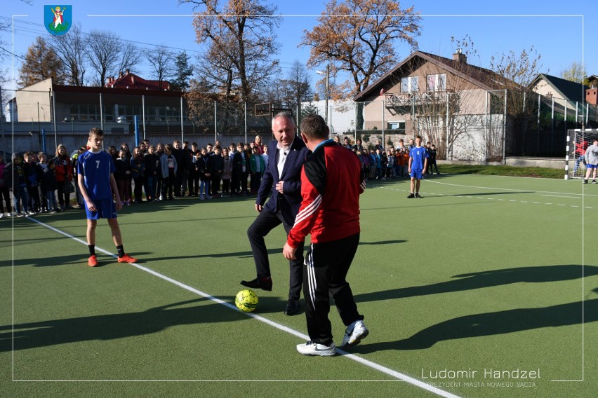 Nowy Sącz. Prezydent Handzel otworzył nowe boisko przy Szkole Podstawowej nr 8 [ZDJĘCIA]