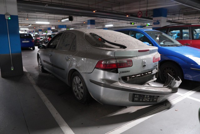 Zarządzający parkingiem galerii handlowej są w trakcie ustalania właściciela pojazdu.