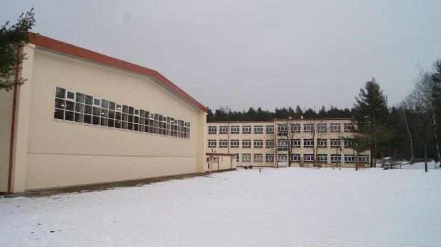 Jeszcze w tym roku przy Zespole Szkół nr 2 w Nowej Dębie, dawnej szkole przyzakładowej "Dezametu&#8221; zostanie otwarte boisko "Orlik 2012&#8221;.