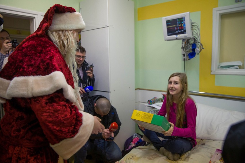 Mikołaj w mundurze odwiedził Uniwersytecki Dziecięcy Szpital...