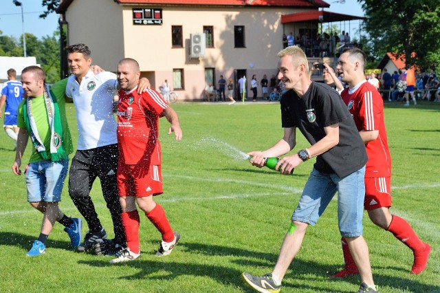 W Jawiszowicach wystrzeliły korki od szampanów z okazji awansu piłkarzy do IV ligi.