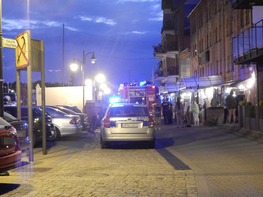 Akcja strażaków na Bulwarze Portowym w Ustce. Zapaliły się śmieci na zewnątrz restauracji 