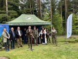 Las pamięci Jana Pawła II rośnie nieopodal Szczyrzyca. Społeczna akcja "Łączą nas drzewa"